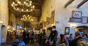 Universal Orlando Dining: Three Broomsticks vs Leaky Cauldron | Green